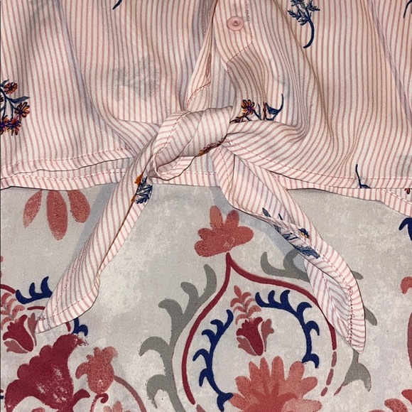 Free Floral Button Down Collared Blouse - Picture 3 of 5